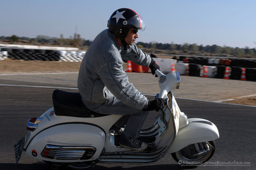 Une Lambretta sur le circuit du Mistral  Eyguires en 2007